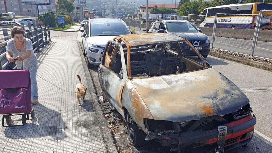 El vehículo calcinado, este juevesjunto a la vieja estación de buses.   | // M.G. BREA