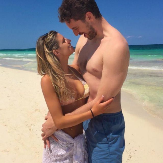 Pau Gasol ha hecho pública su relación con Cat publicando esta fotografía de los dos en las redes sociales