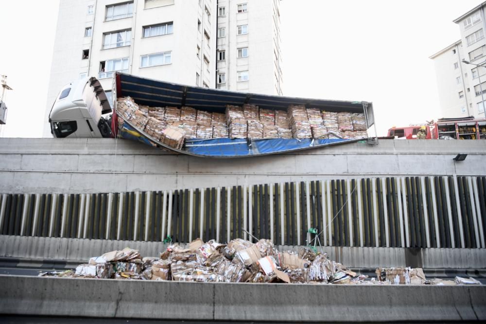 Vuelco de un camión en O Birloque