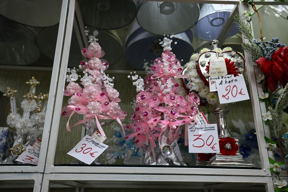 Regalos Izquierdo-Tello,  la tienda de toda la vida que dice adiós al barrio de Torrero: "Estamos aquí desde que se vendía a la antigua"