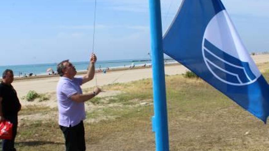 Los municipios de Borriana, Orpesa y Vinaròs izan las banderas de calidad de sus playas