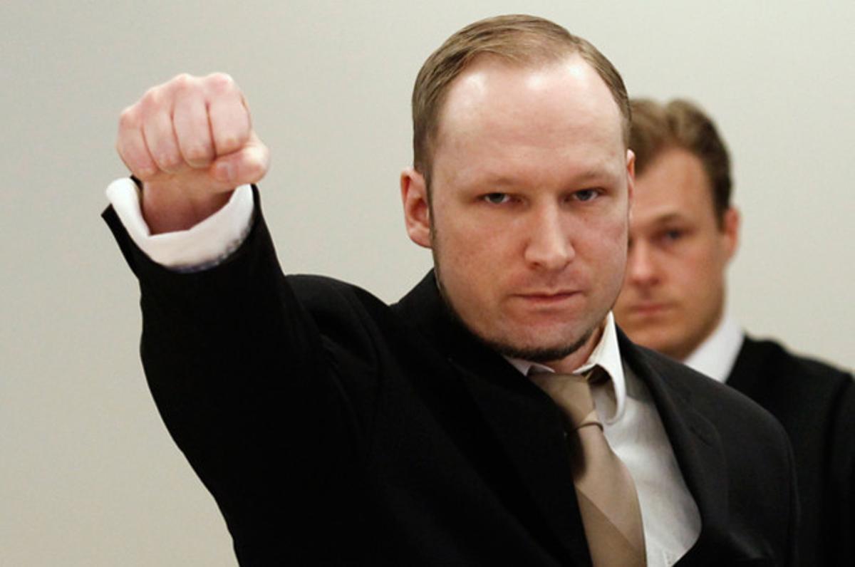 Anders Behring Breivik tanca el puny fent una salutació pròpia de l’extrema dreta, a l’arribar al Tribunal on és jutjat pels assassinats de Noruega.