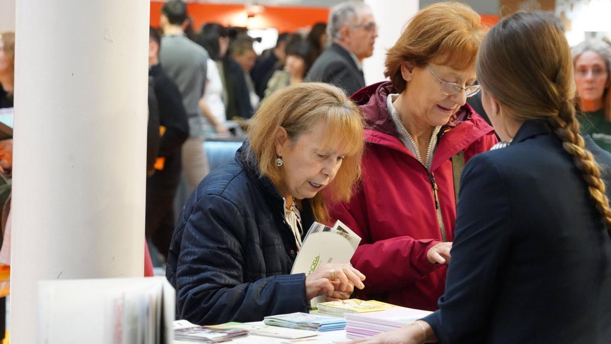 Unas mujeres se interesan en Intur por la oferta de Zamora.
