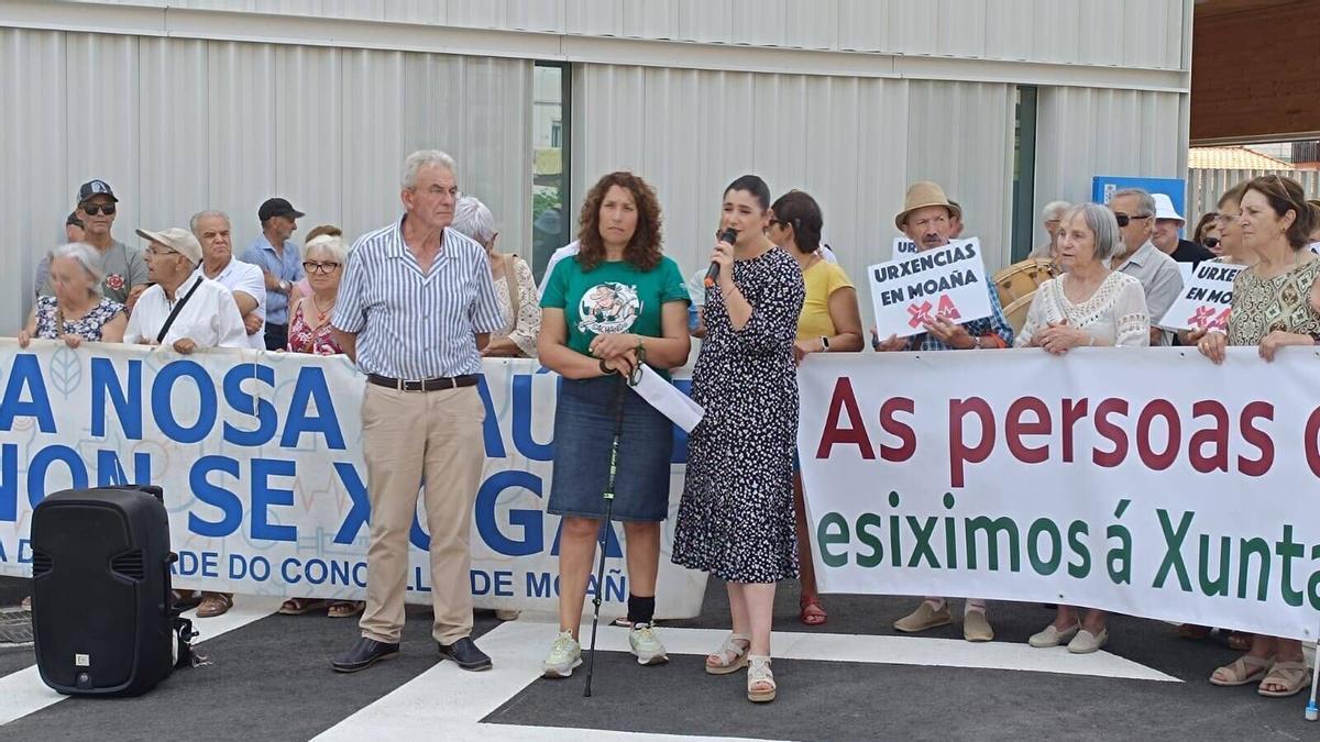 María Moldes (centro) en la concentración de la Mesa Local da Sanidade de Moaña