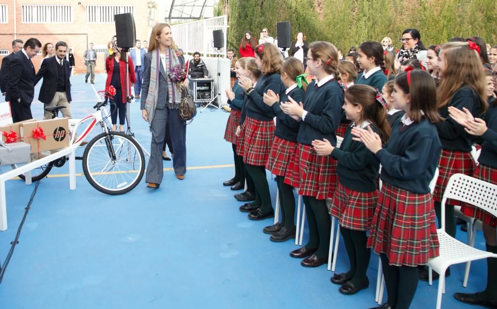 La Infanta Cristina entrega un premio de la Fundación Mapfre a una alumna del Colegio ALtozano