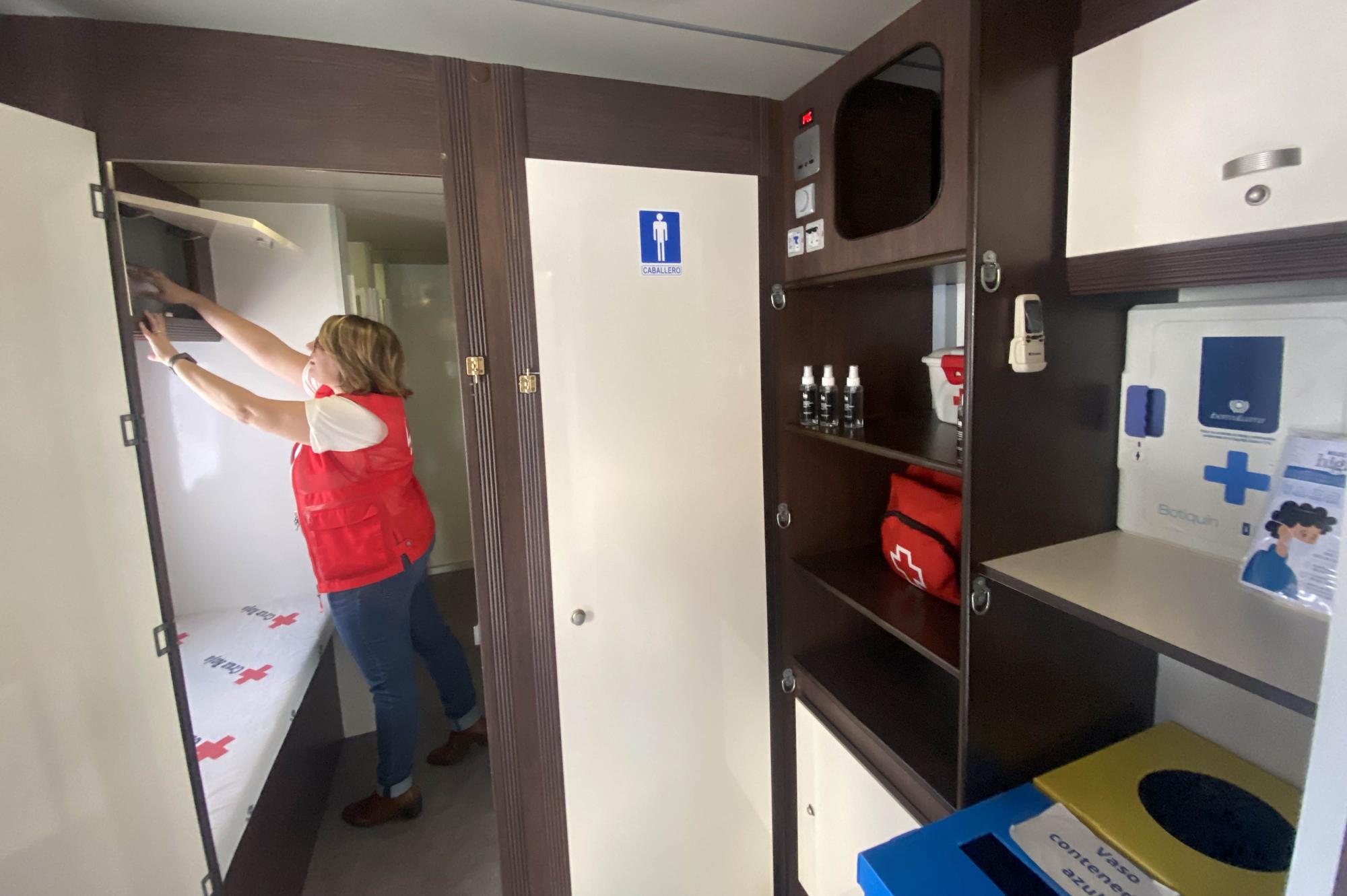 Centro de Día móvil de Cruz Roja que presta su servicio en Elche a los sintecho.