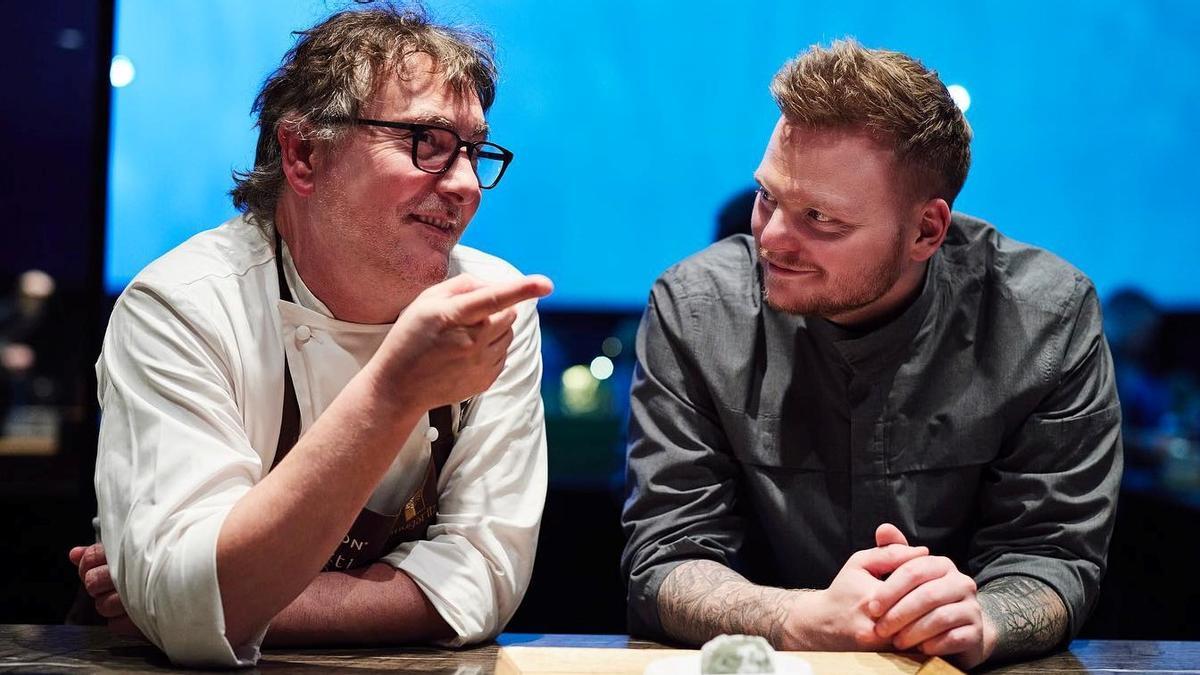 Andoni Luis Aduriz y Rasmus Munk (derecha), en Alchemist, el restaurante del chef danés, en noviembre de 2022.