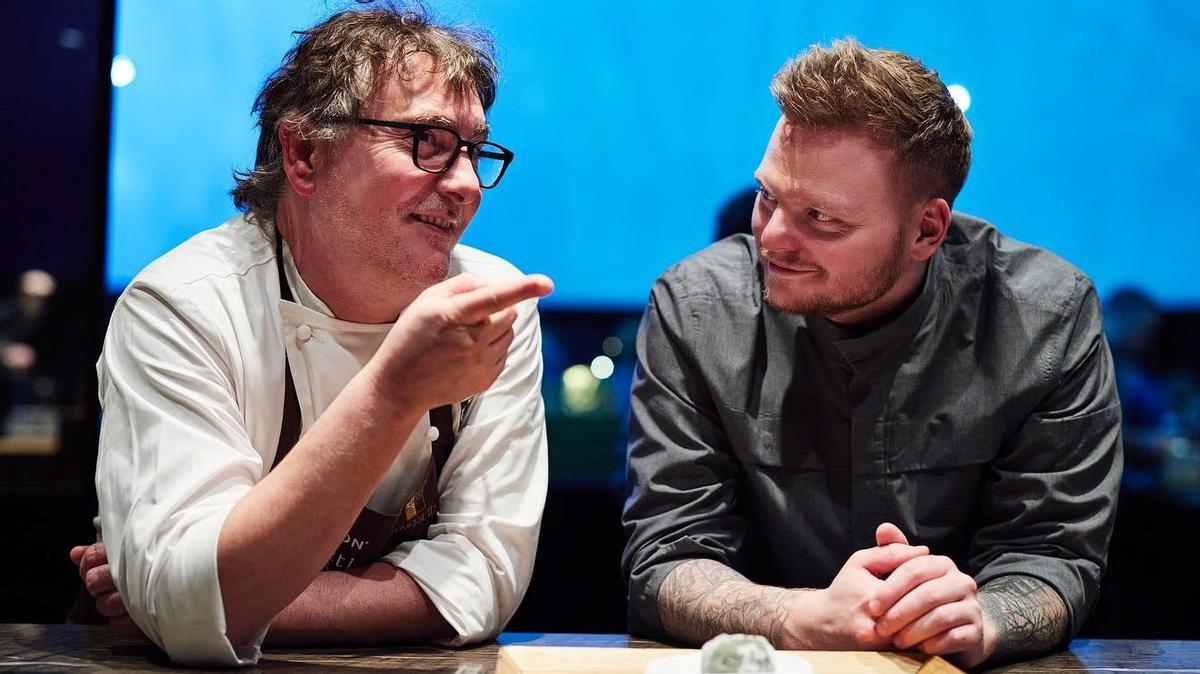 Andoni Luis Aduriz y Rasmus Munk (derecha), en Alchemist, el restaurante del chef danés, en noviembre de 2022.