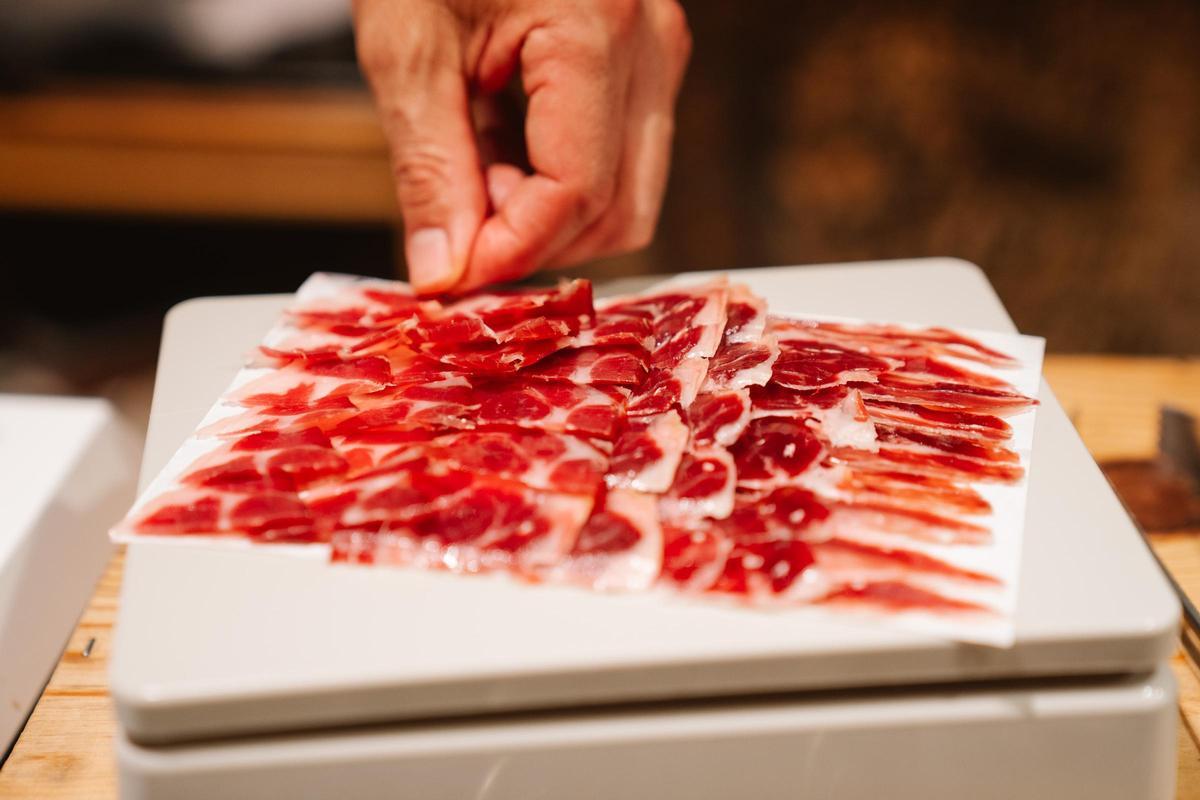 Lascas de jamón ibérico en la Jamonería López Pascual de Madrid.