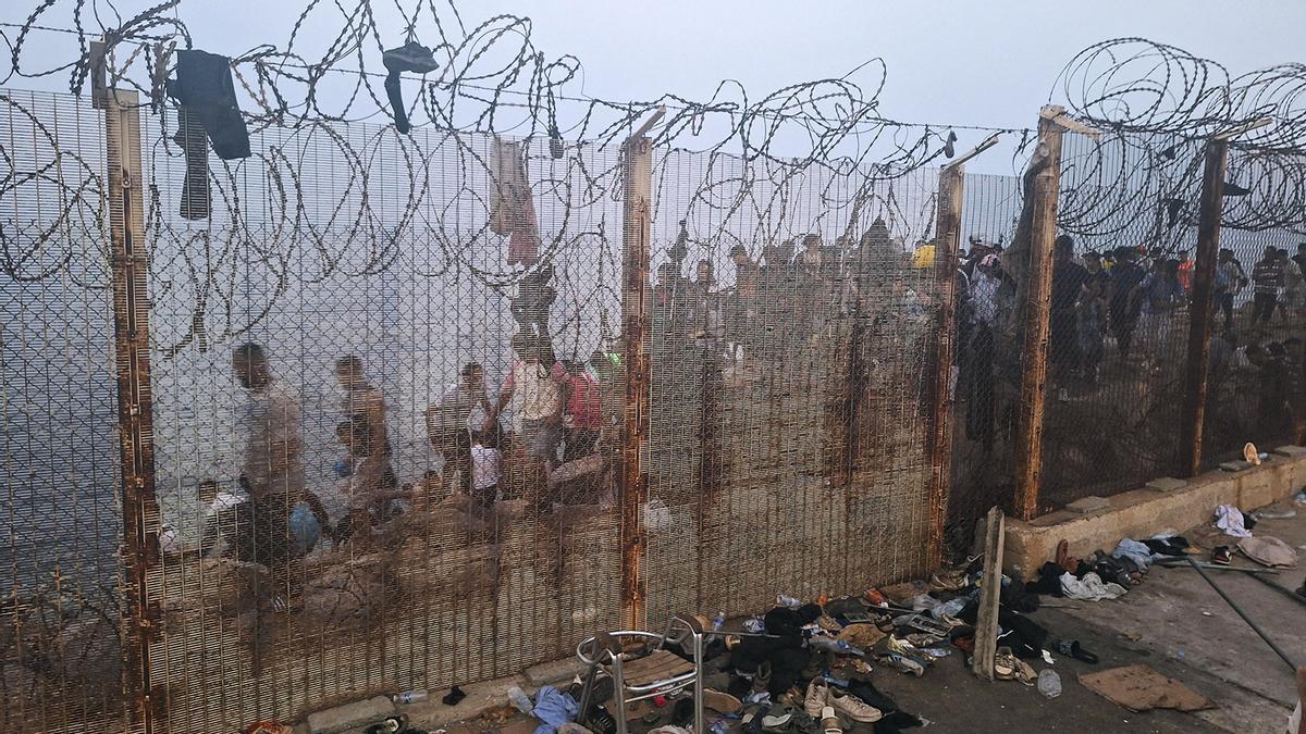 Las autoridades marroquíes han comenzado a emplear material antidisturbios, gases lacrimógenos y cañones de agua, para dispersar a la multitud congregada en los alrededores de la frontera con Ceuta
