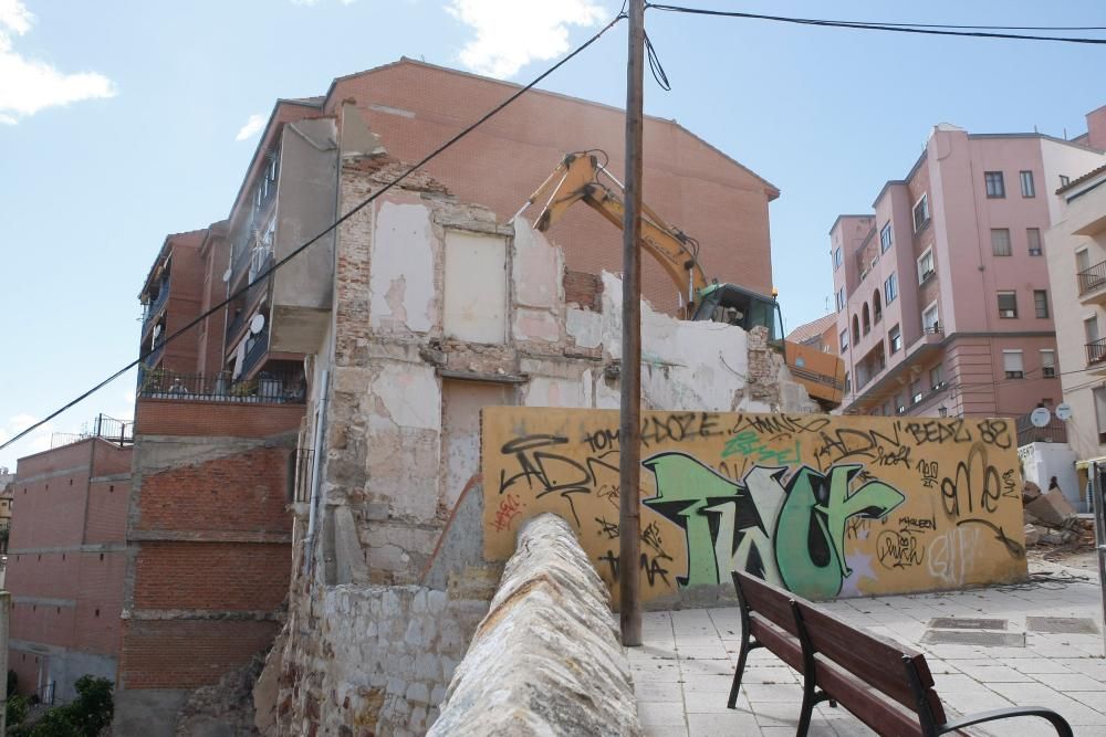 Derribo de una casa en la cuesta del Piñedo