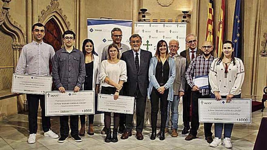 Foto de familia de los premiados en la Real Academia de Medicina.