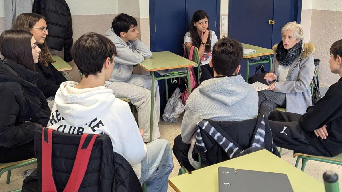 Ana Fidalgo (dcha.) cuenta su experiencia de décadas en Venezuela a alumnos del IES Floriani.