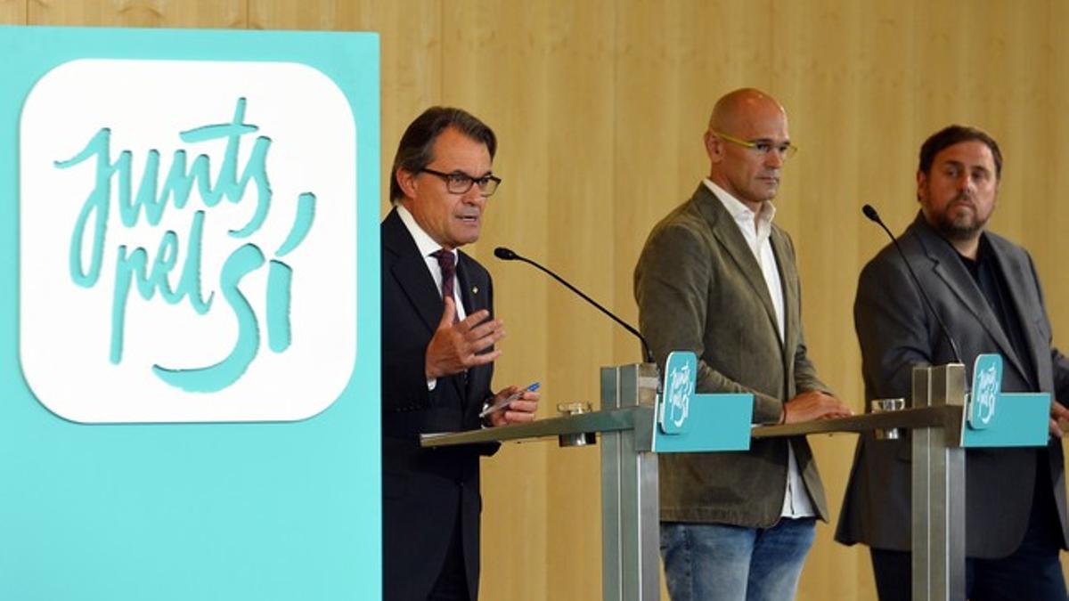 El 'president', Artur Mas, Raül Romeva y Oriol Junqueras, en la rueda de prensa conjunta de Junts pel Sí.