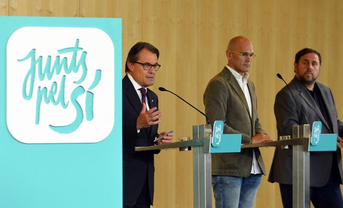 El president, Artur Mas, Raül Romeva i Oriol Junqueras, a la roda de premsa conjunta de Junts pel Sí. El president, Artur Mas, Raül Romeva i Oriol Junqueras, a la roda de premsa conjunta de Junts pel Sí.
