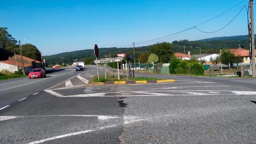 Cruce de la antigua estación de A Sionlla, donde en el proyecto inicial estaba previsto que fuese una rotonda, que dividiría la parroquia de Formarís