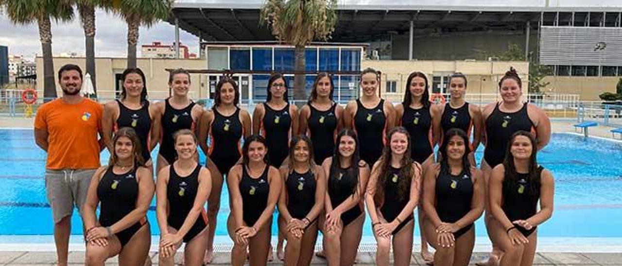 Las integrantes del Mallorca Waterpolo Club femenino posan frente a la piscina.