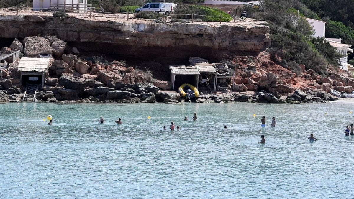 El Consell de Formentera ha iniciado los trabajos de instalación del balizamiento del litoral.