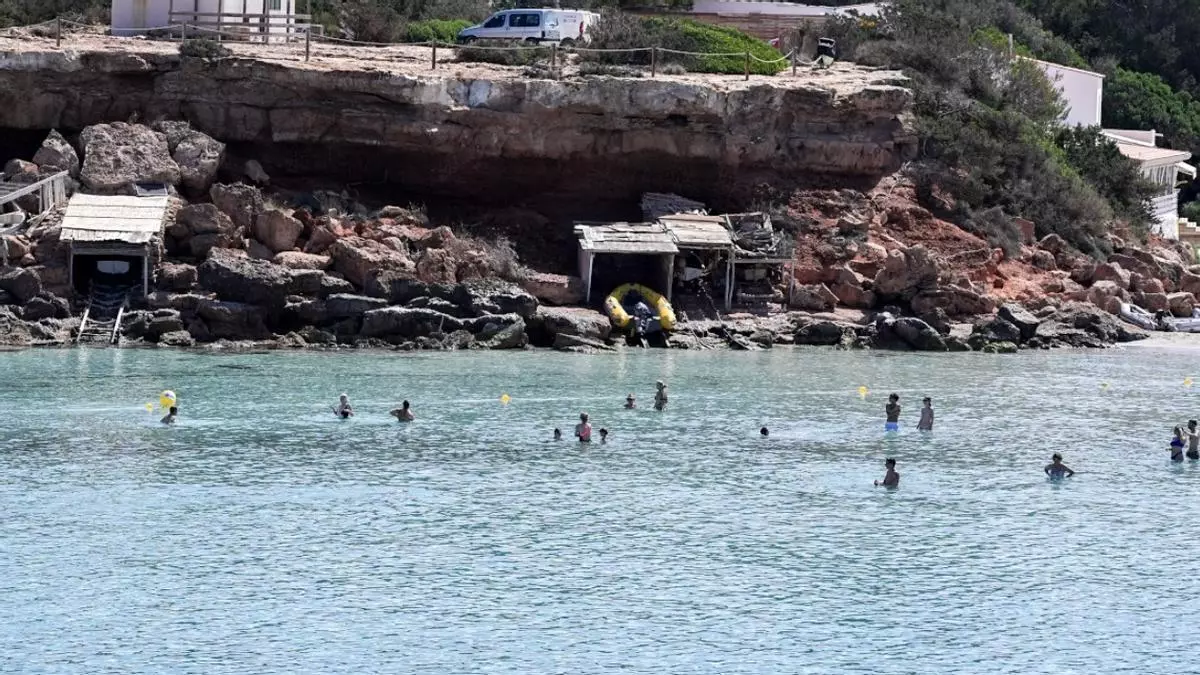 Formentera baliza sus playas con la temporada ya iniciada tras resolverse el recurso que paralizó el contrato