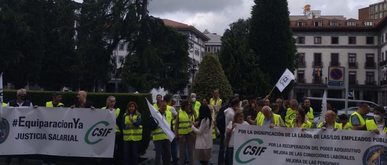 Manifestantes de CSIF ante la Delegación del Gobierno.| LNE