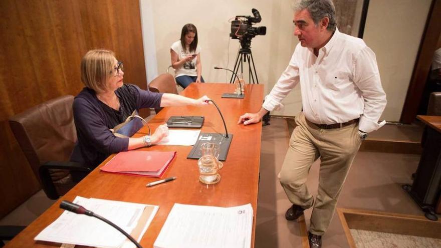 La alcaldesa, Mariví Monteserín, conversa con Carlos Rodríguez de la Torre, en el salón de plenos.