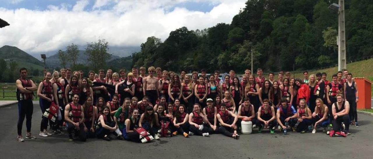 El grupo de daneses, ayer, posando junto a estudiantes de Pola de Siero tras descender el Sella en canoa.