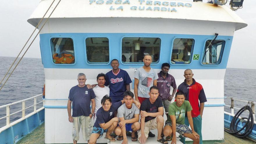 La tripulación del barco &#039;Tosca Tercero&#039;, uno de los que denuncian la mala recepción de la señal de Radio Exterior.