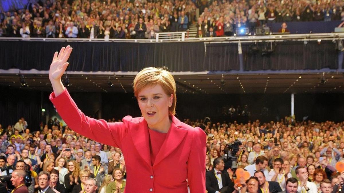 Sturgeon saluda tras su discurso en la conferencia anual del SNP, en Glasgow.