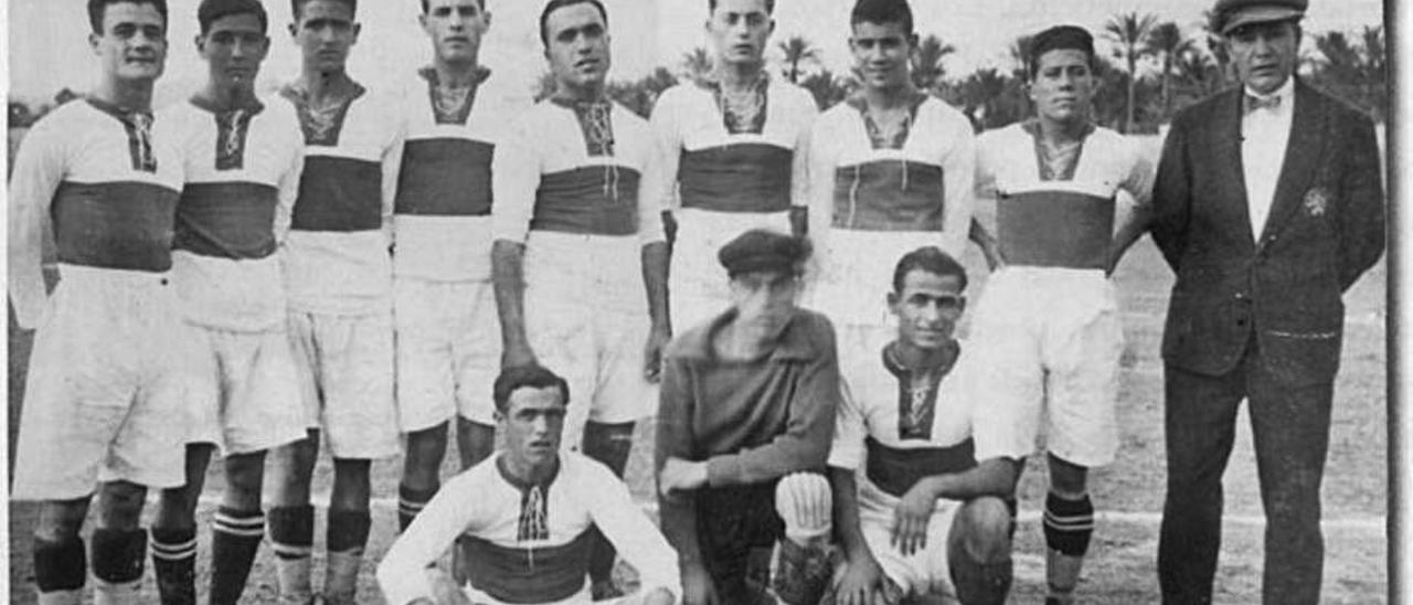 El primer equipo del Elche con la franja verde llevó una camiseta con una amplia banda