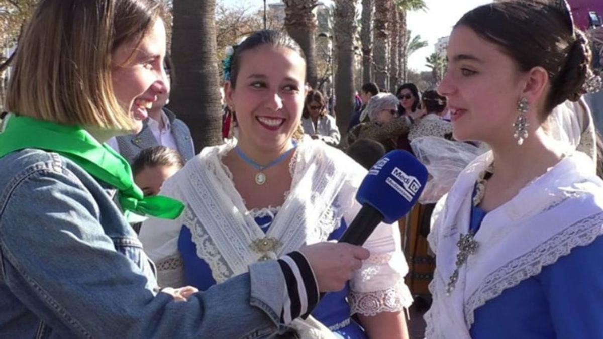 Claudia Arrufat realiza una entrevista durante las fiestas de la Magdalena. | MEDITERRÁNEO
