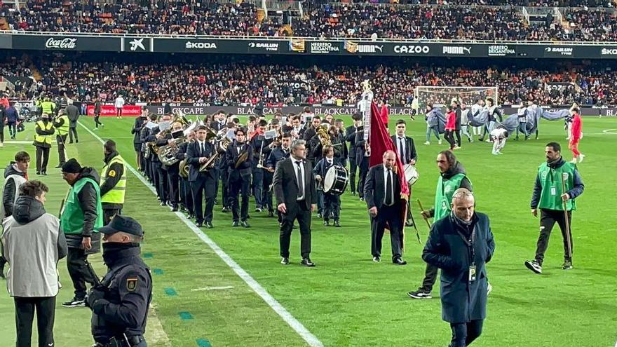 La banda de música de Guardamar de la Safor posa la nota musical a Mestalla