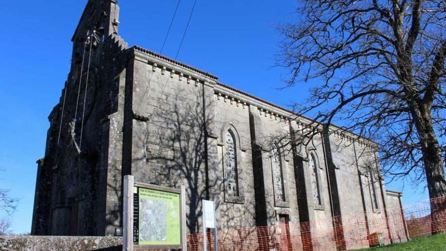 La iglesia de Caritel, acordonada por el riesgo de desprendimientos. // FdV