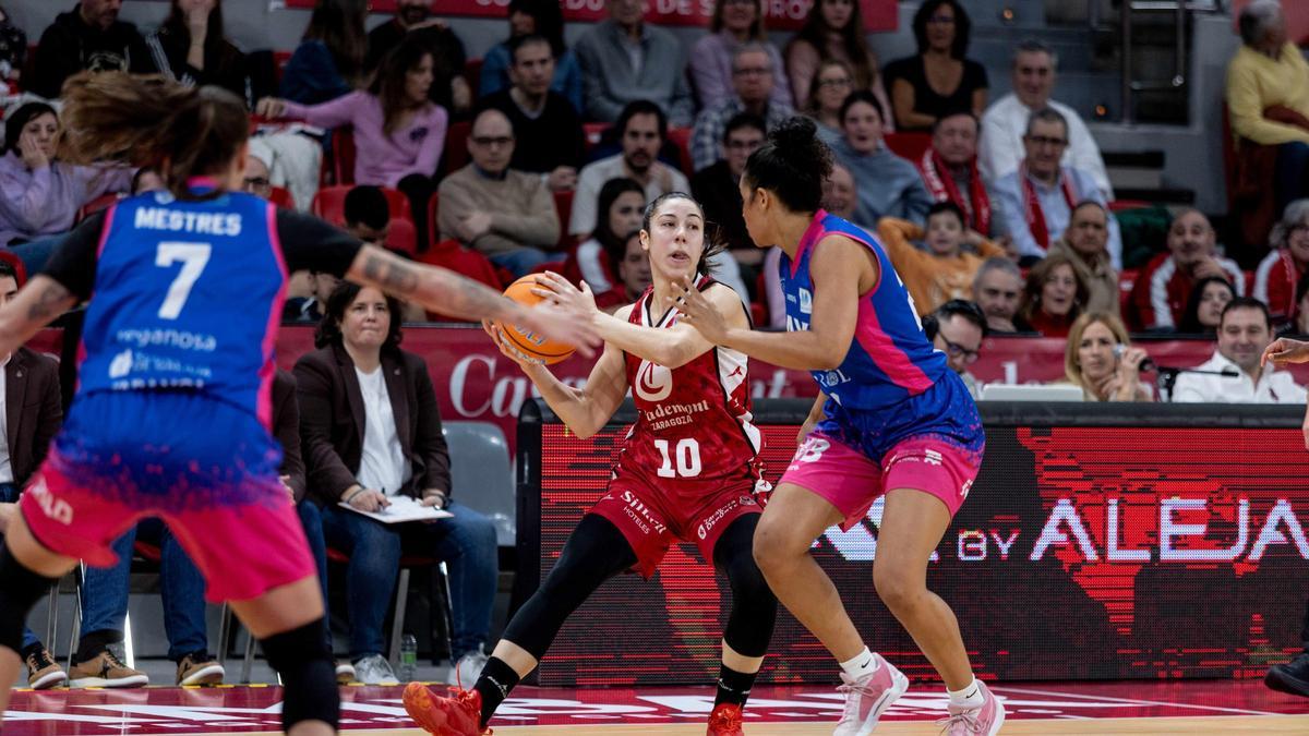 Laia Flores busca un pase durante el duelo de la primera vuelta frente al Baxi Ferrol