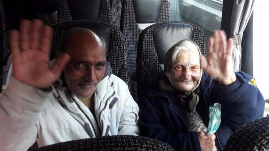 La anciana &#039;sin techo&#039; golpeada en la calle, viaja a Rumanía para pasar las Navidades