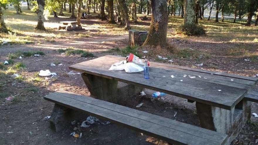 Basura en el entorno de una de las mesas.