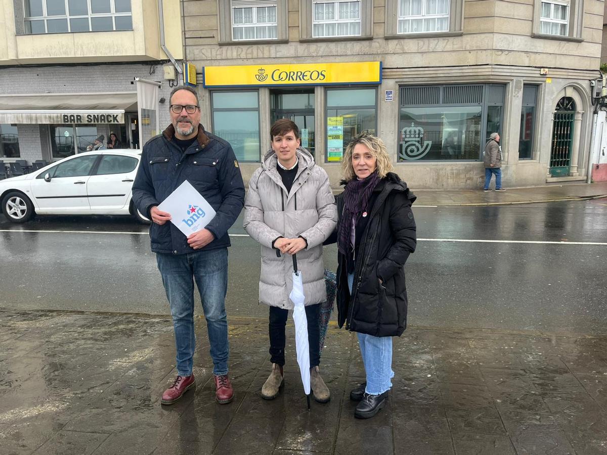 Luís Pérez, no centro, con representante do BNG diante da oficina de Correos.