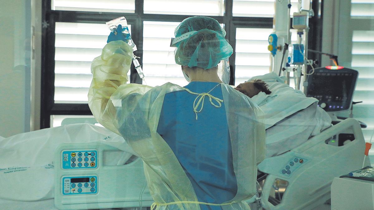 Una enfermera atiende a un paciente en una Unidad de Cuidados Intensivos