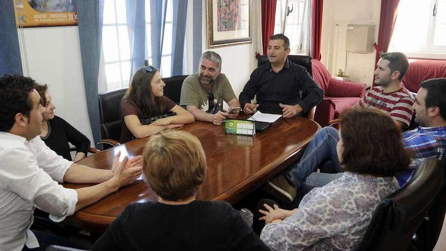 Luis López y Pablo Sobrado se reunieron ayer con hosteleros de la localidad. // Bernabé/Javier Lalín