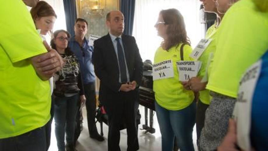 El alcalde habla con los afectados durante el receso del pleno.