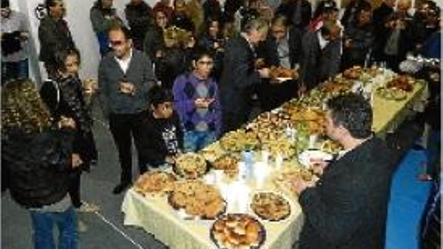 Assistents a la seu de la comunitat islàmica menjant, ahir a Gironella