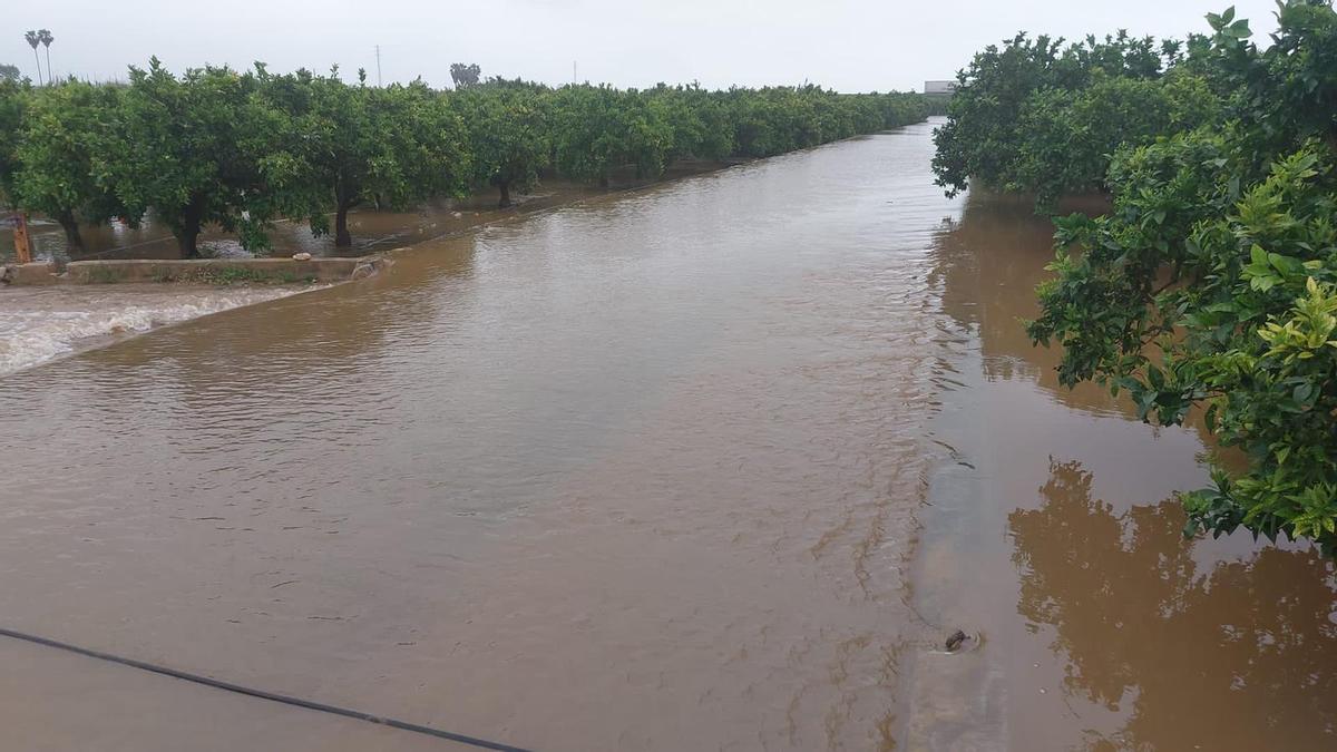 Un camino cortado por el desborde del río Vaca en el término de Tavernes