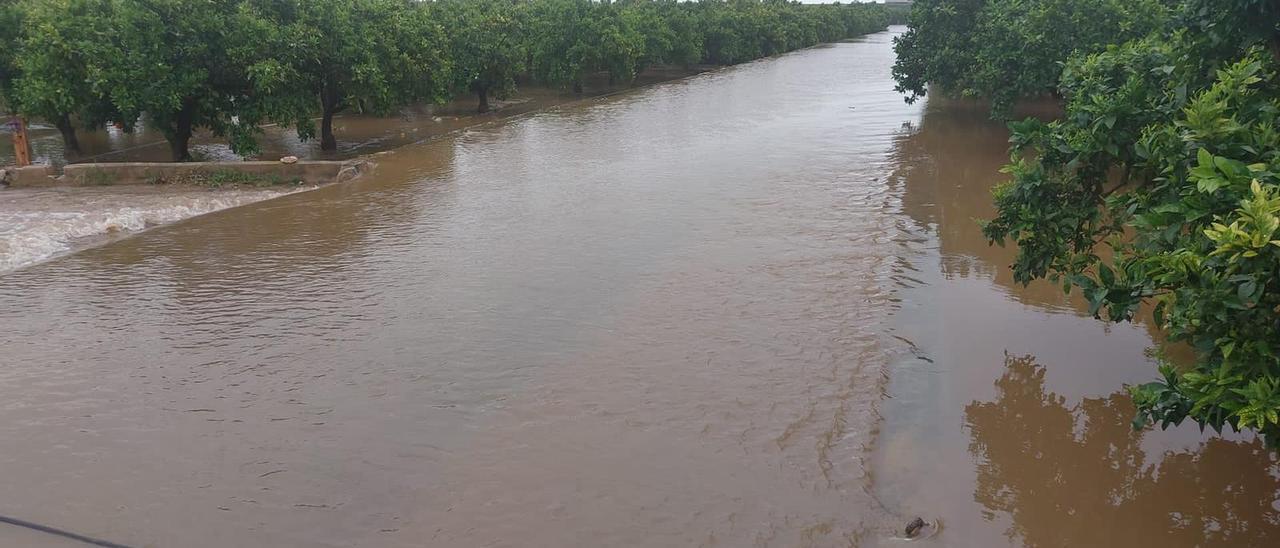 Un camí tallat pel desbordament del riu Vaca al terme de Tavernes