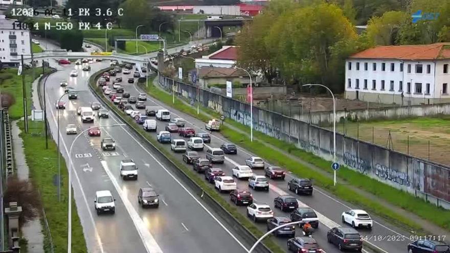 Un accidente causa atascos de entrada a la ciudad por Alfonso Molina