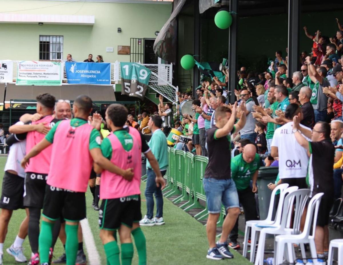 Los jugadores del Paso celebran el triunfo ante su público. | | E.D.