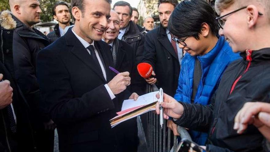 Macron firma autógrafos a su llegada a Ajaccio, la capital corsa.