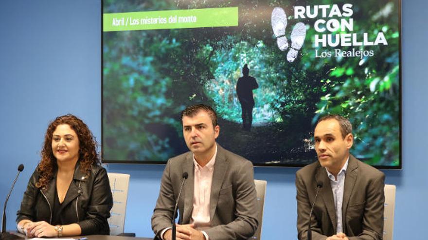 Carolina Toste, Manuel Domínguez y Eduardo Zalba en la presentación de ayer de las &#039;Rutas con huella&#039;.