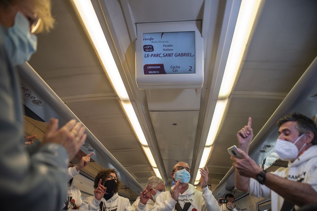 Los vecinos de las vías, celebran su primer viaje en el nuevo tren soterrado