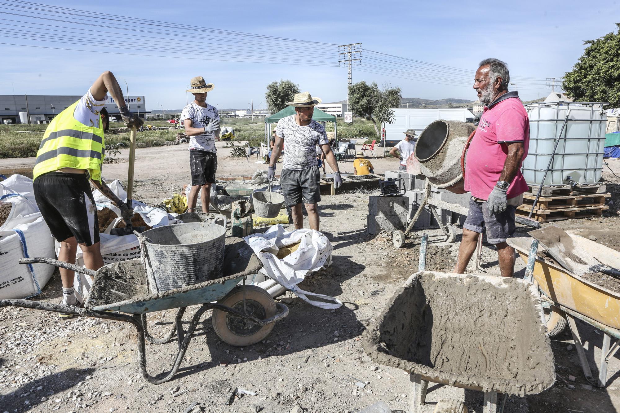 Los vecinos rehabilitan el barrio del Cementerio