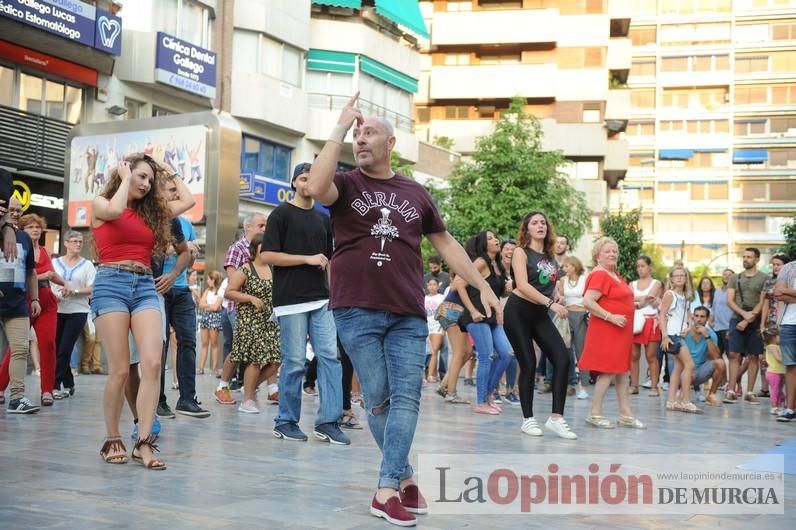 Los bailes latinos salen a la calle en Murcia