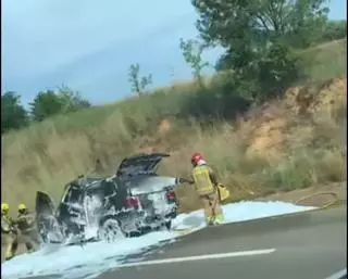 Vídeo | Crema totalment un cotxe a Besalú i tallen l'A-26 pel fort fum